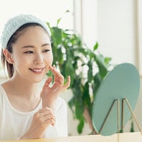 Here's Why You Should Apply Sunscreen Indoors Too