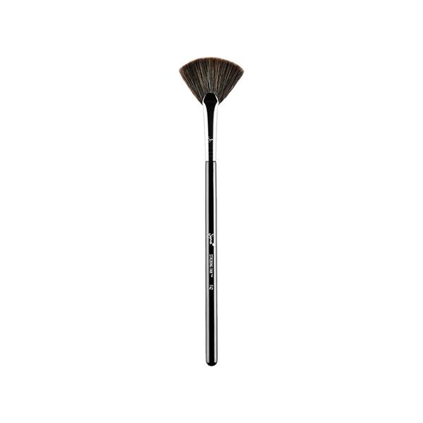 Sigma Beauty F42 Strobing Fan 1's - Face Brush