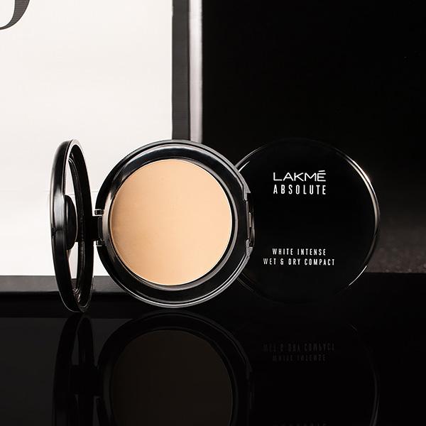 Lakme Xtraordin-airy Compact, 2 In 1 Compact + Foundation, Lightweight, SPF17, 06 Almond Honey, 9 gm - Compact Powder
