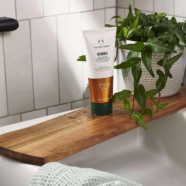 The Body Shop Vitamin C Glow Cleansing Polish 100ml - Face Wash & Cleansers