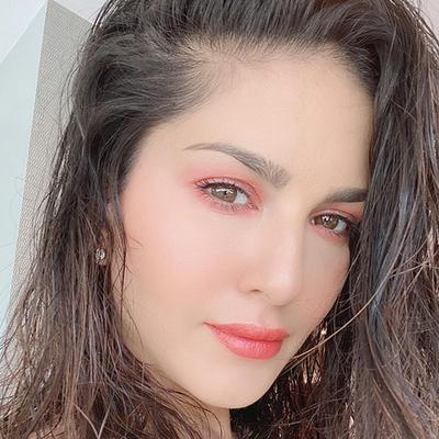 Star Struck By Sunny Leone Liquid Lip Color - Stardust 5.5 ml - Lip Glosses
