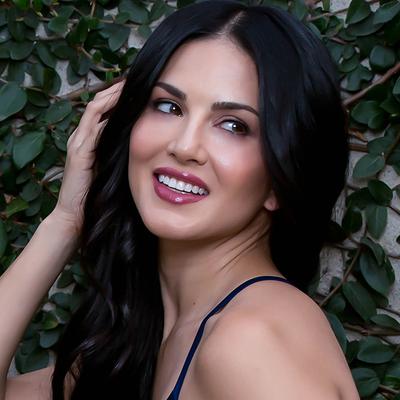 Star Struck by Sunny Leone Intense Matte Lipstick Sugar Plum 4.2 gm - Lipsticks
