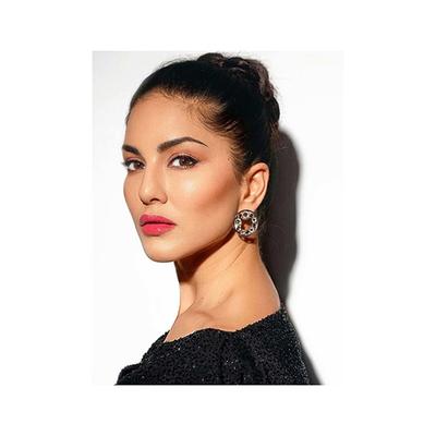 Star Struck by Sunny Leone Highlighter Stick Strawberry 7 gm - Highlighters & Illuminators