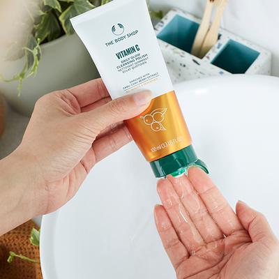 The Body Shop Vitamin C Glow Cleansing Polish 100ml - Face Wash & Cleansers