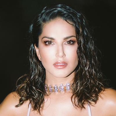 Star Struck by Sunny Leone Intense Matte Lipstick Champagne Sparkle 4.2 gm - Lipsticks
