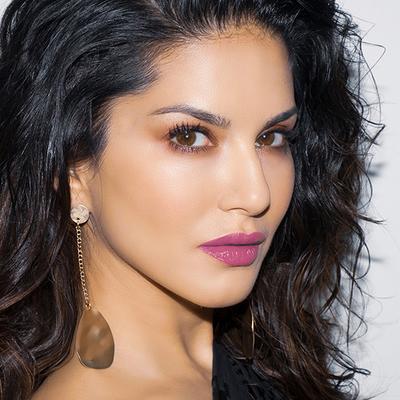 Star Struck by Sunny Leone Kiss Me Pink Lip Kit Lipstick and Lip Liner 2's - Lip Glosses