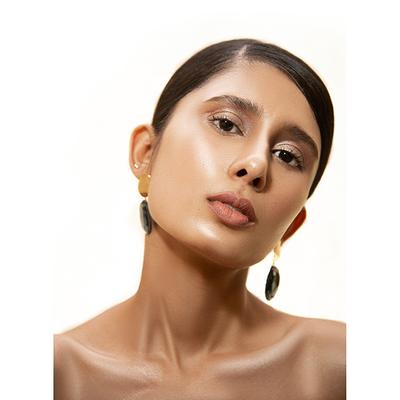 SUGAR Cosmetics Bling - 01 Gold Diggin - Warm gold with a pearl finish 25 Ml - Highlighters & Illuminators