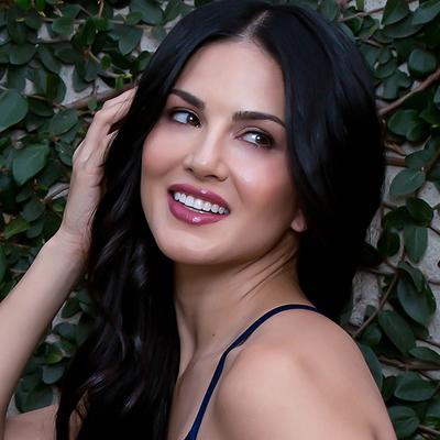 Star Struck by Sunny Leone Liquid Lip Color Sugar Plum 5.5 ml - Liquid Lipsticks