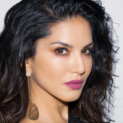 Star Struck by Sunny Leone Liquid Lip Color Kiss Me Pink 5.5 ml - Liquid Lipsticks