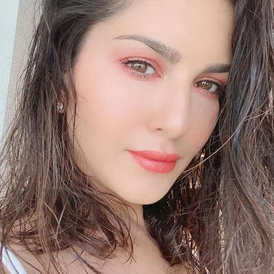 Star Struck by Sunny Leone Stardust Lip Kit Lipstick and Lip Gloss and Lip Liner 3's - Lipsticks