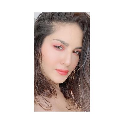 Star Struck by Sunny Leone Stardust Lip Kit Lipstick and Lip Gloss and Lip Liner 3's - Lipsticks