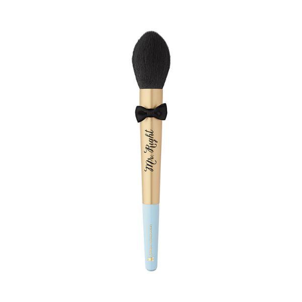 Too Faced Mr. Right Brush 1's